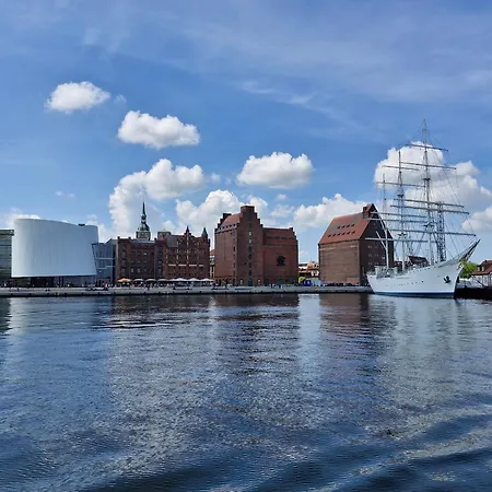 Botel Shangri La